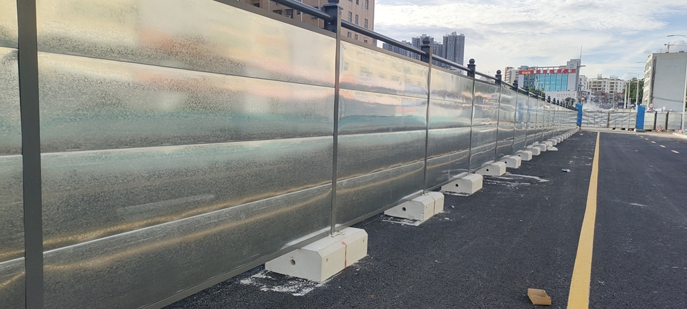 布吉客運配套樞紐之鐵東路工程，C款鋼圍擋保障施工安全