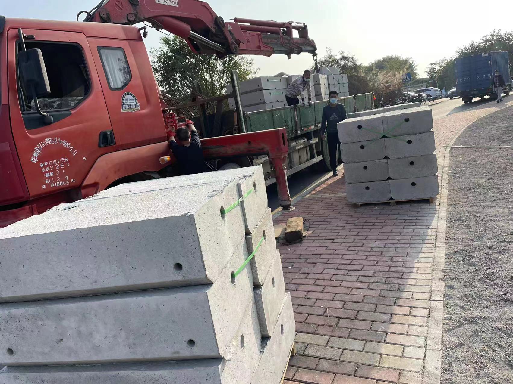 旭東鋼構圍擋廠家基礎水泥塊的優勢有哪些？