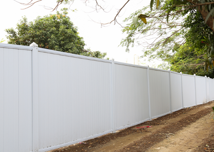 旭東鋼構廠家分享PVC工地圍擋的防水性能